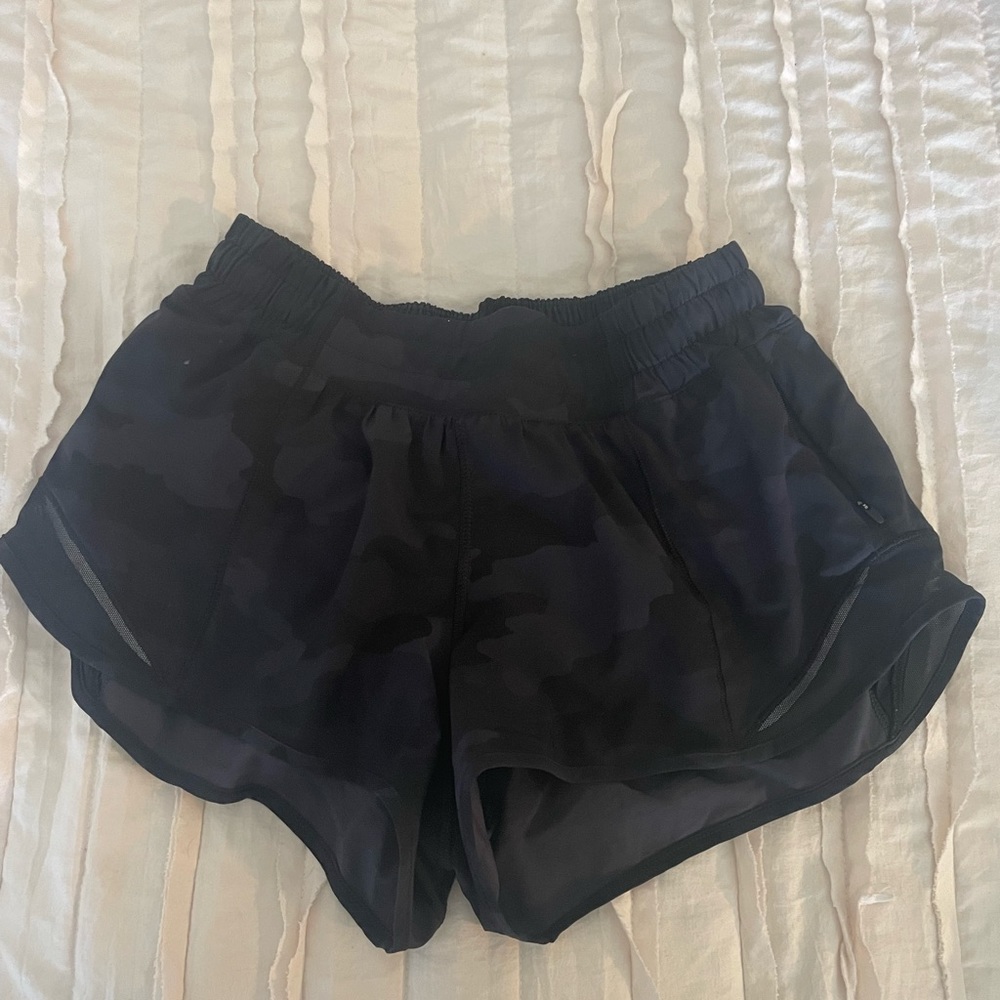 LULULEMON hotty hot shorts 2.5” camo size 4